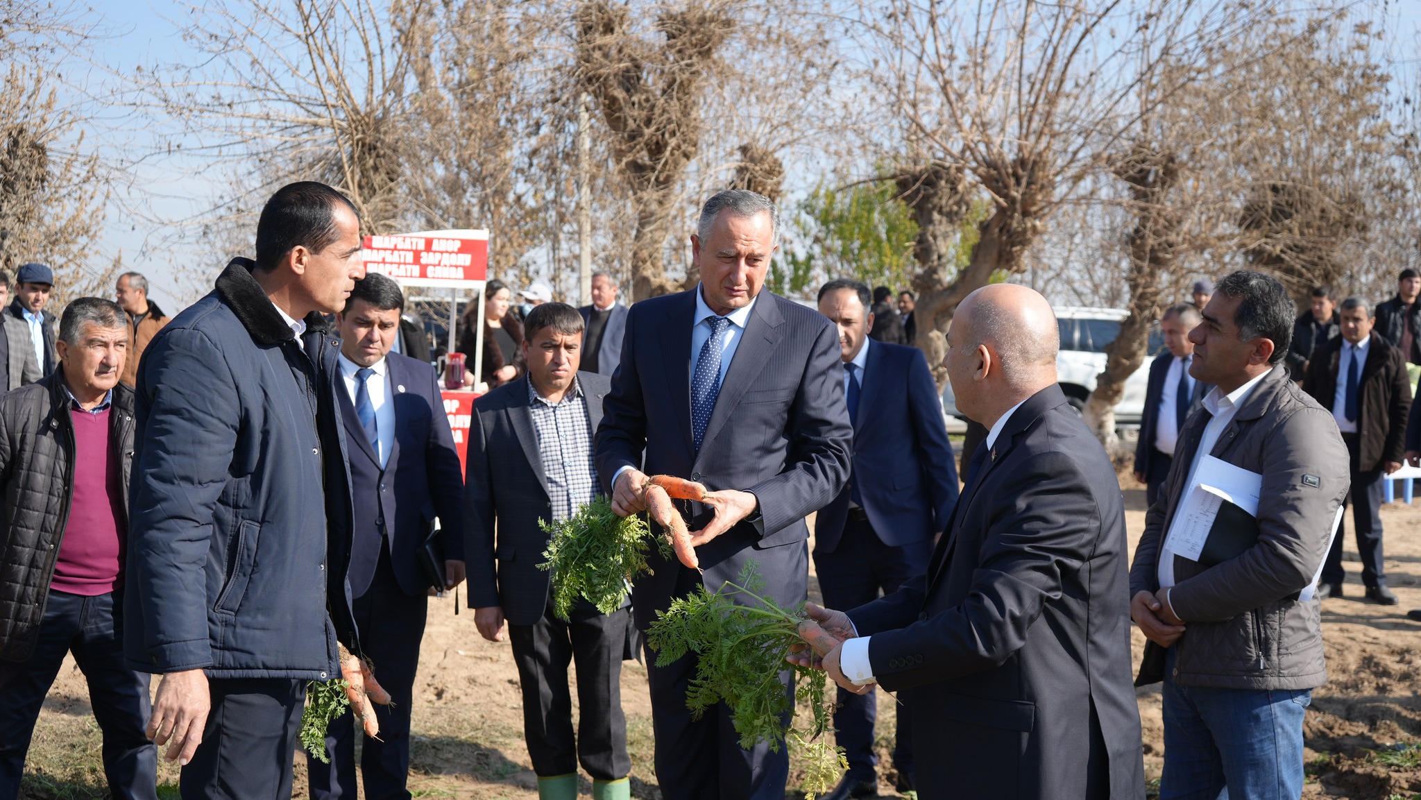JAIHUN: THE HEAD OF KHATLON REGION GOT ACQUAINTED WITH THE PROCESS OF HARVESTING VEGETABLES AND SOWING EARLY ONIONS