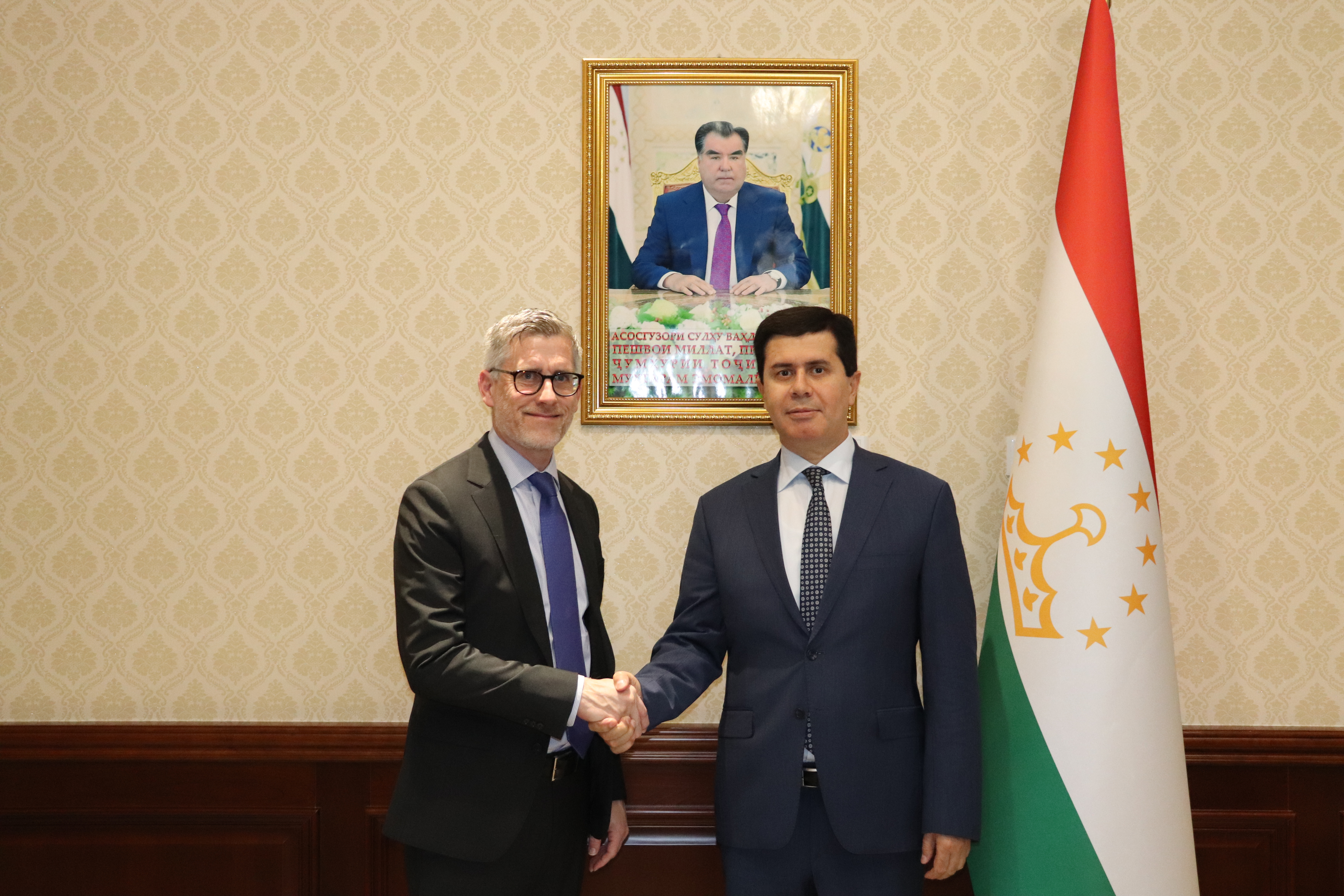 Вохӯрии Вазири рушди иқтисод ва савдо бо роҳбари миссияи Хазинаи Байналмилалии Асъор (ХБА) дар Ҷумҳурии Тоҷикистон