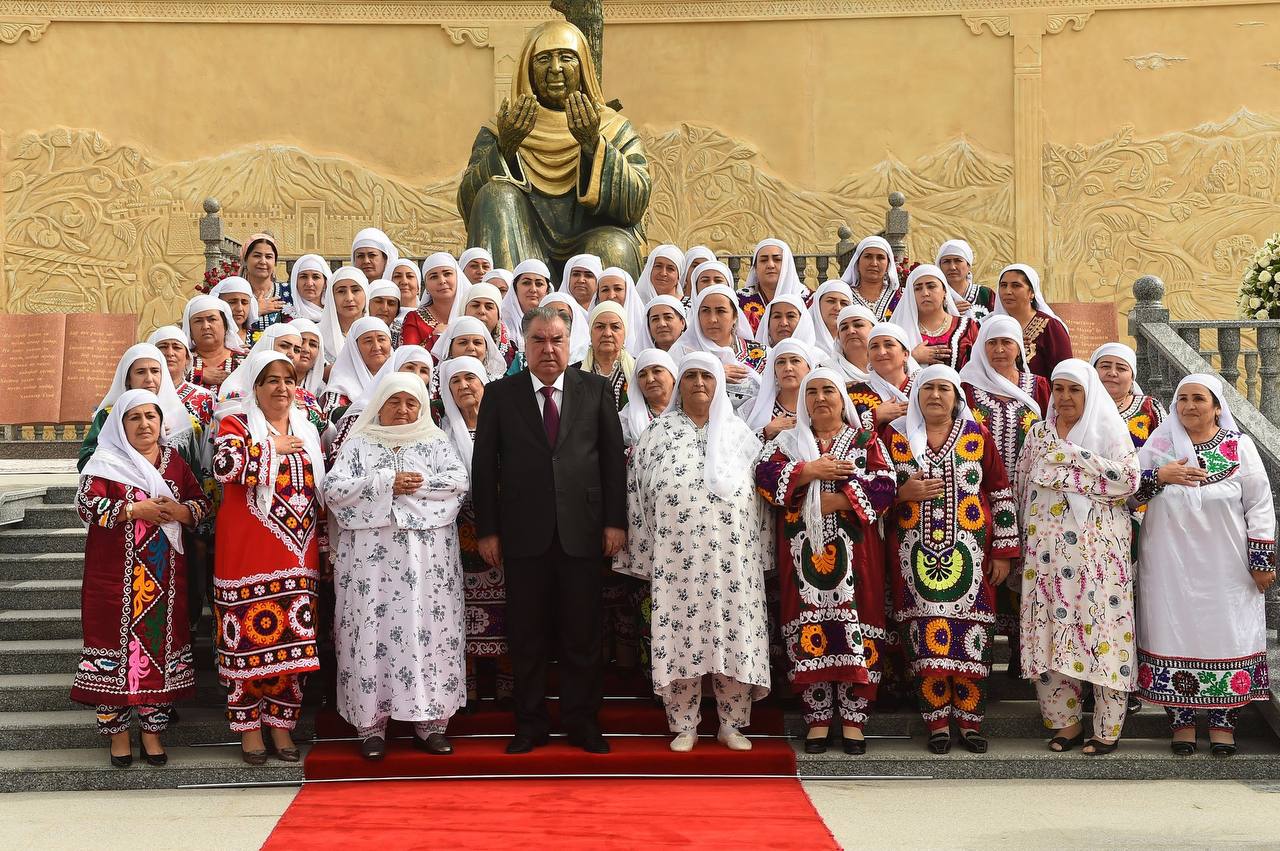 “ТАНАТ БА НОЗИ ТАБИБОН НИЁЗМАНД МАБОД”
