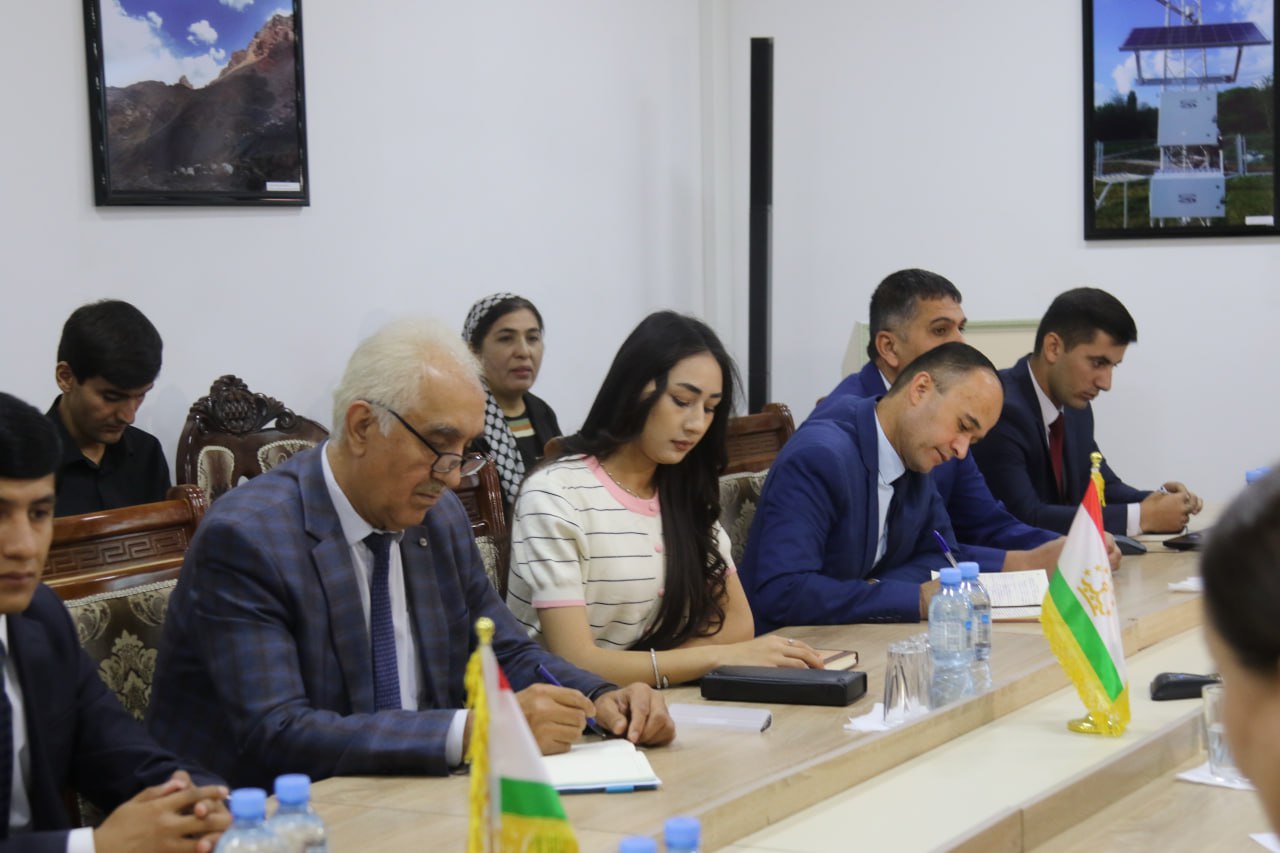 Нишасти матбуотӣ бо намояндагони воситаҳои ахбори оммаи ҷумҳурӣ оиди ҳаракати пиряхи Деҳдал (Дидал)