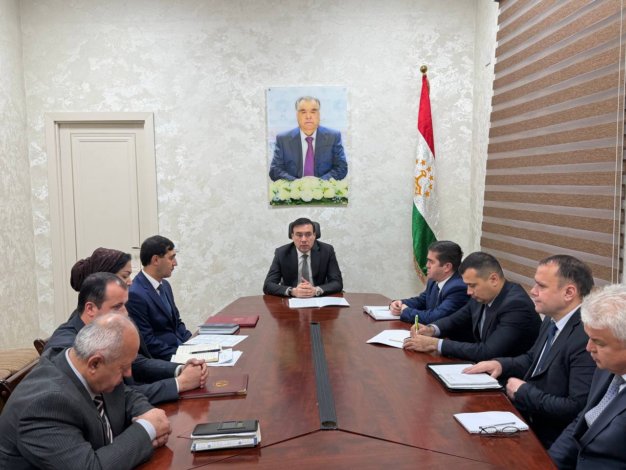 Пешвои миллат – шамси рӯзгори Тоҷикистон.