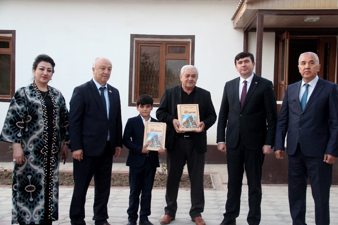 Вручение книги «Шахнаме» Абулькасима Фирдоуси в Яванском районе