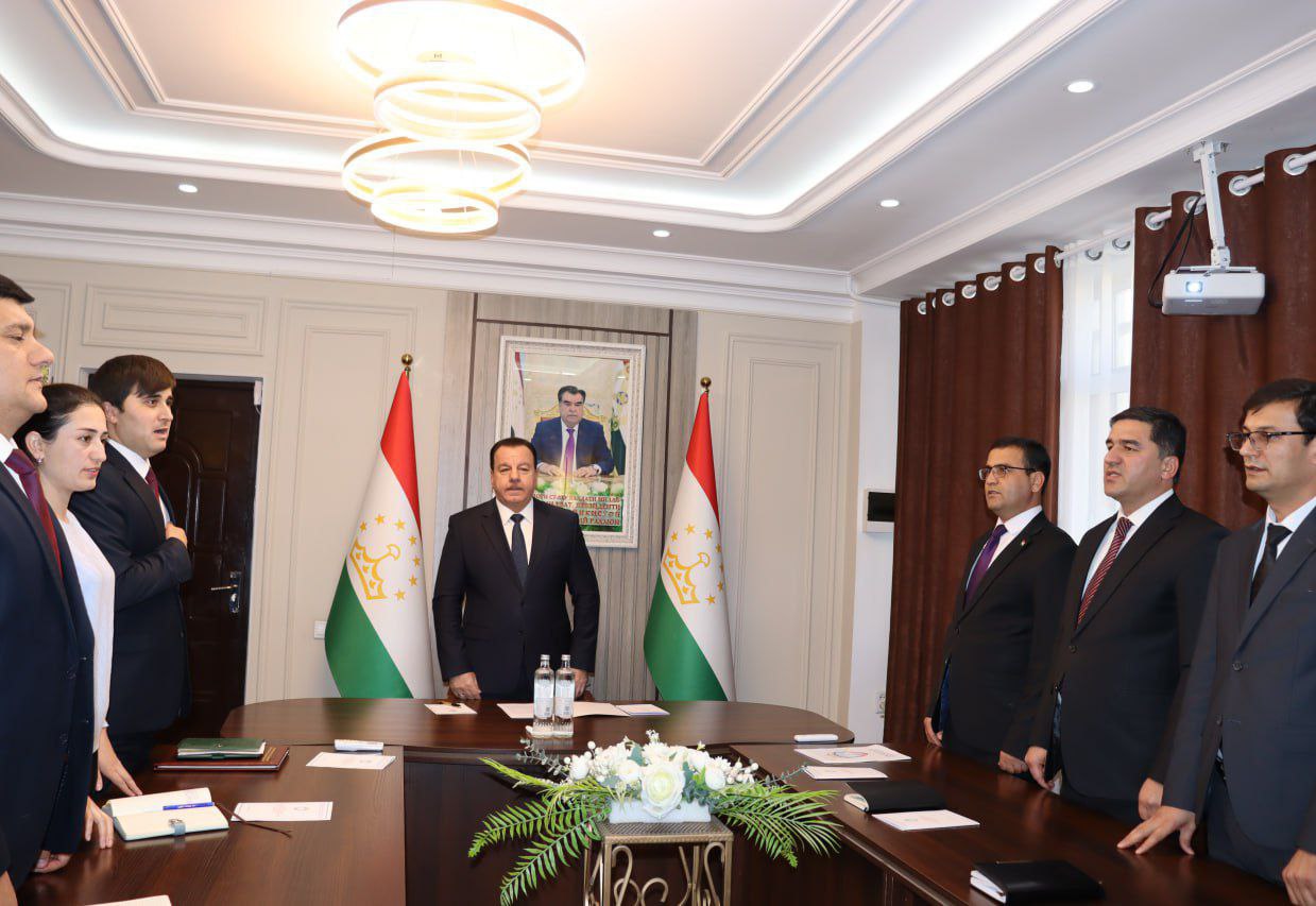 ТАҶЛИЛИ РӮЗИ ПАРЧАМИ ДАВЛАТӢ ДАР САРИДОРАИ ҲИФЗИ СИРРИ ДАВЛАТИИ НАЗДИ ҲУКУМАТИ ҶУМҲУРИИ ТОҶИКИСТОН