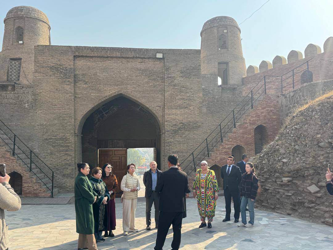 Иштирокчиёни Муколамаи занони Осиёи Марказӣ аз Ҷумҳурии Қазоқистон, мавзеи таърихии Қалъаи Ҳисорро тамошо намуданд