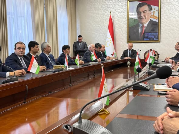 СУРАТГУЗОРИШ АЗ ТАҶЛИЛИ РӮЗИ ПАРЧАМИ ДАВЛАТӢ ДАР КУМИТАИ ДАВЛАТИИ ИДОРАИ ЗАМИН ВА ГЕОДЕЗӢ