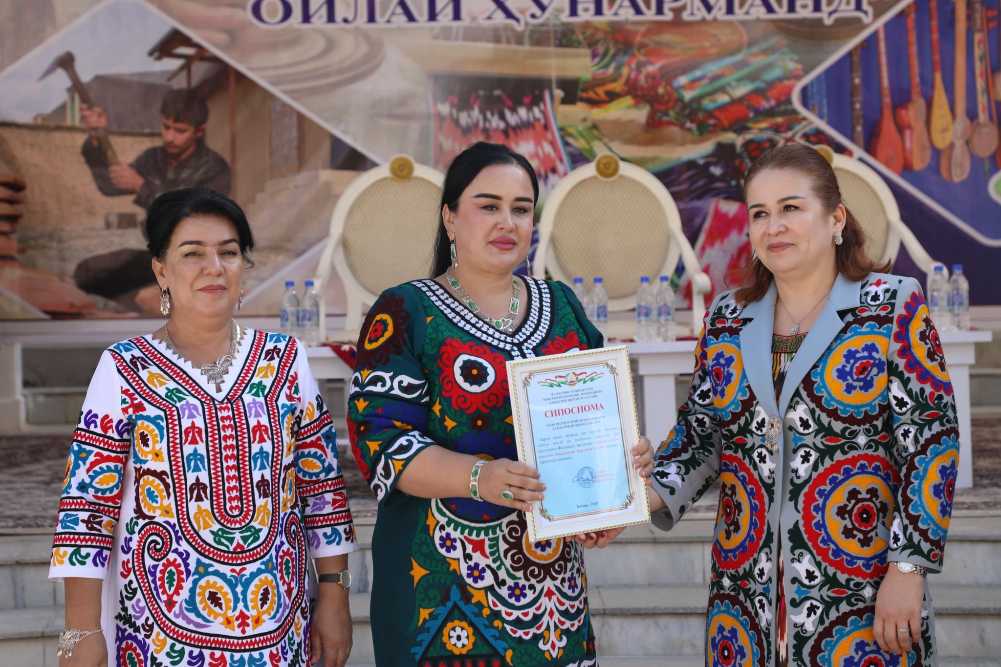 Тақдими Диплом ва тӯҳфаҳои хотиравии Кумитаи кор бо занон ва оилаи назди Ҳукумати Ҷумҳурии Тоҷикистон ба 13 беҳтарин оилаи ҳунарманди ҷумҳурӣ ва як зумра ҳунармандони фаъоли шаҳру ноҳияҳои вилояти Хатлон