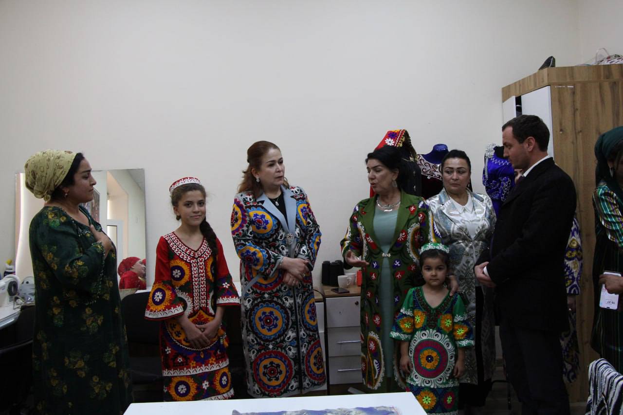 Раиси Кумита кор бо занон ва оилаи назди Ҳукумати Ҷумҳурии Тоҷикистон дар доираи сафари корӣ ба шаҳри Кӯлоб аз коргоҳи дӯзандагӣ дидан намуд