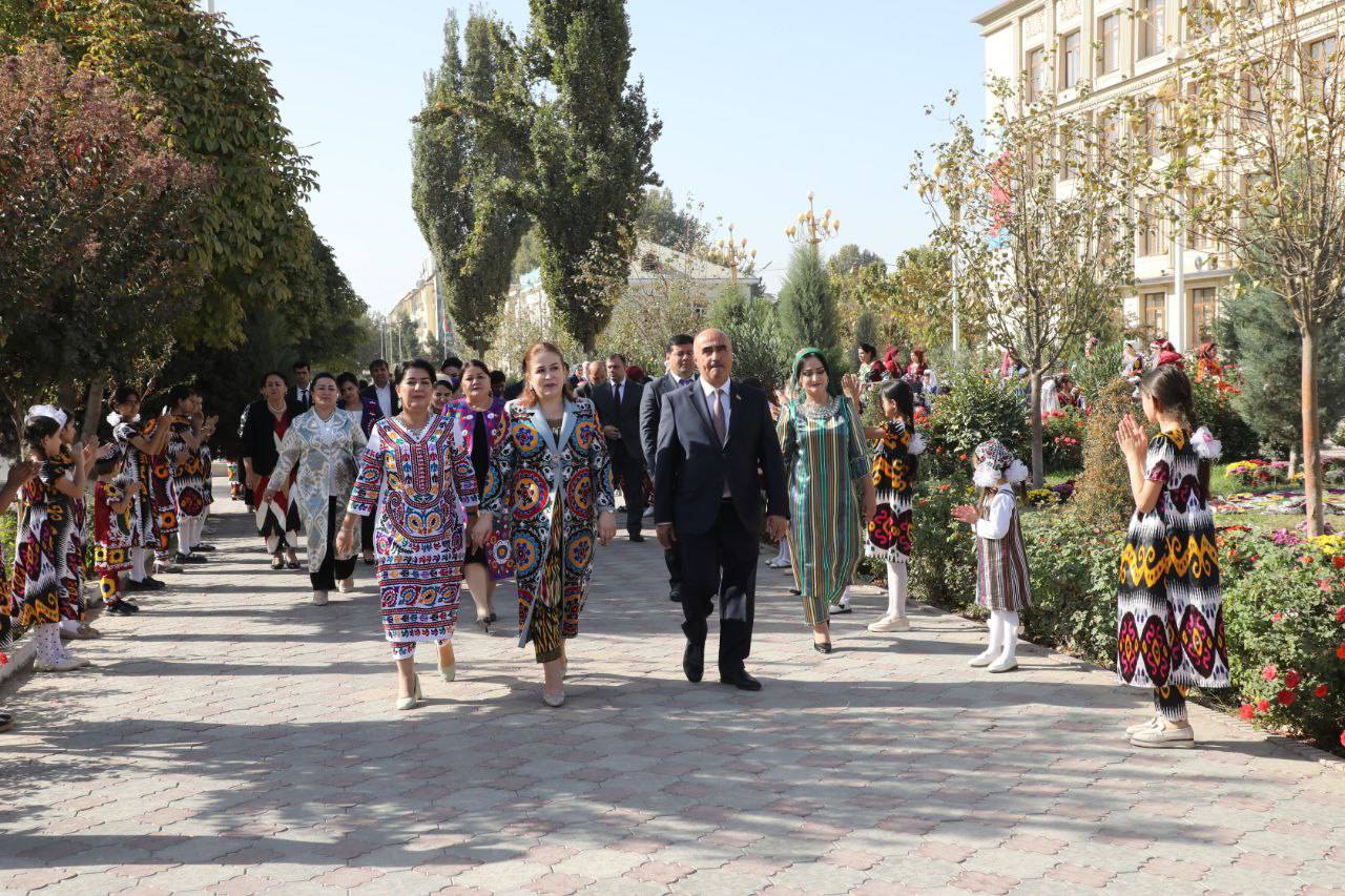 «ЛИБОСИ МИЛЛӢ - ОИНАИ ТАМАДДУН ВА ҲУВВИЯТИ МИЛЛӢ». Дар шаҳри Кӯлоб фестивали вилояти баргузор гардид