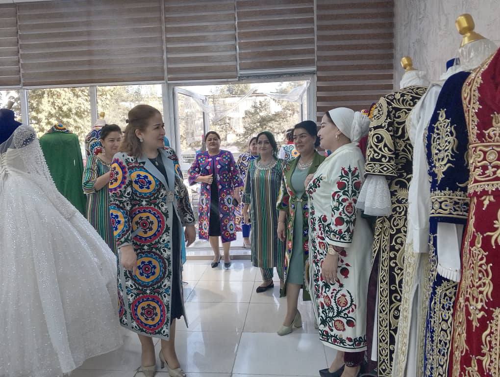 Боздиди Раиси Кумита кор бо занон ва оилаи назди Ҳукумати Ҷумҳурии Тоҷикистон Файзиддинзода Бунафша аз фаъолияти гирандаи гранти президентӣ дар соли 2022 аз шаҳри Кӯлоб Мавлуда Сафарова