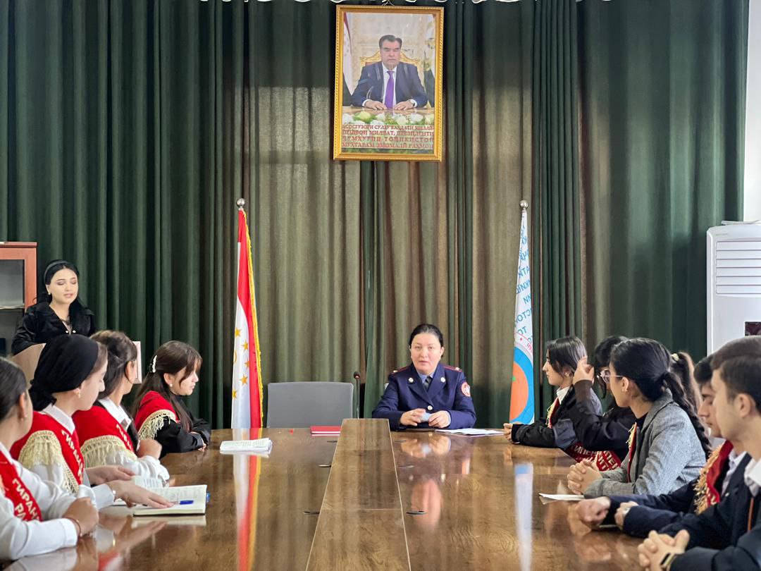 Мизи мудаввар бо донишҷӯён ва омӯзгорони Коллеҷи кӯҳӣ ба номи  Сороҷон Юсупова