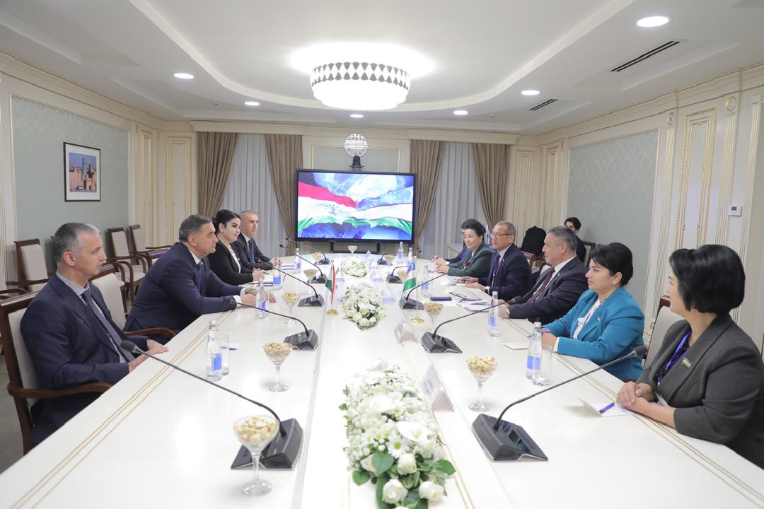 Гиёзода Азиз  бо Раиси Ассамблеяи миллии Ҷумҳурии Корея У Вон Сик мулоқот намуд