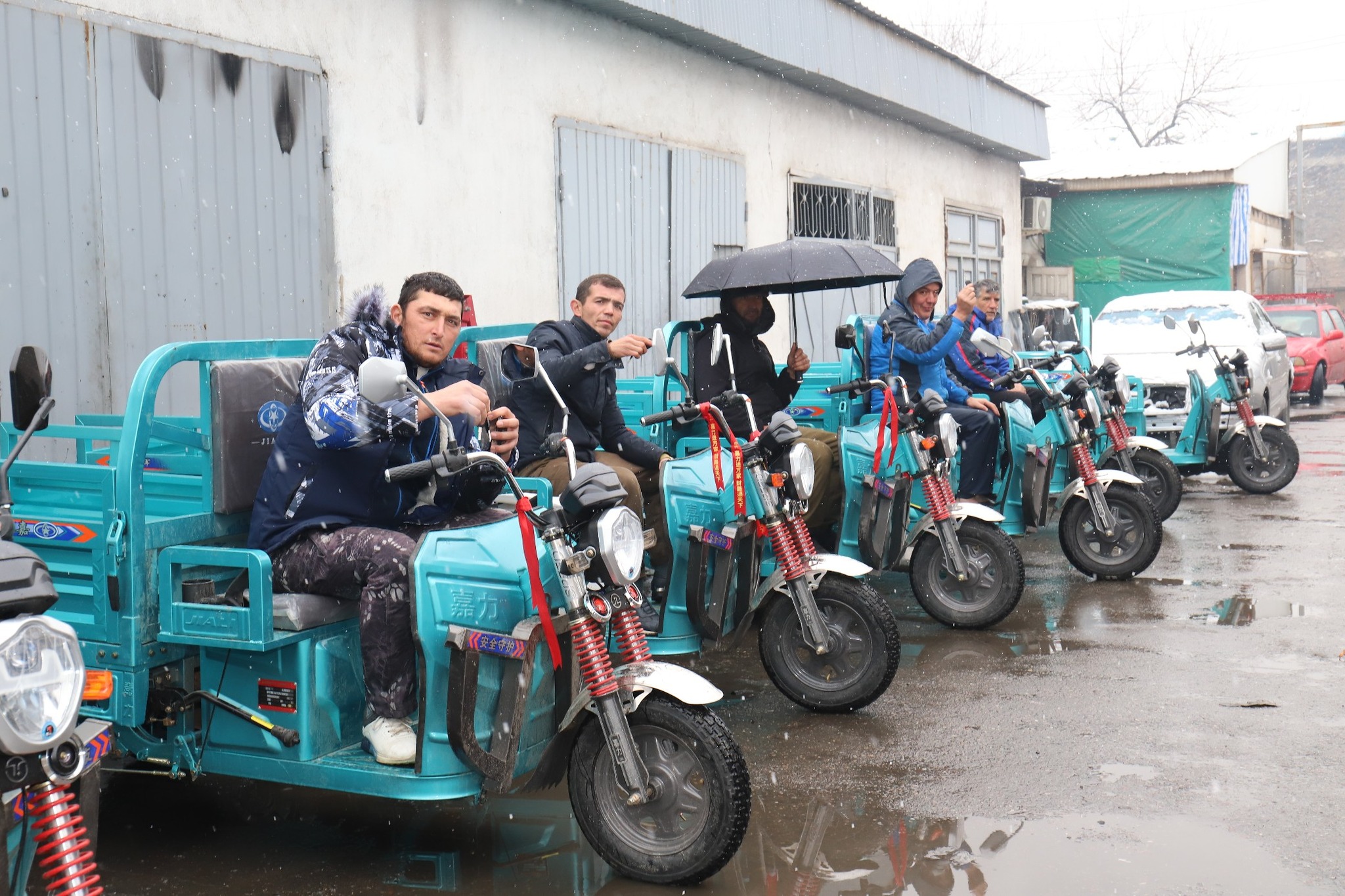 ТАҚДИМИ 10 АДАД ТЕХНИКАҲОИ ХУРДИ ПАРТОВКАШОНӢ БА КОРМАНДОНИ ХОҶАГИИ КОММУНАЛИИ НОҲИЯИ СИНО