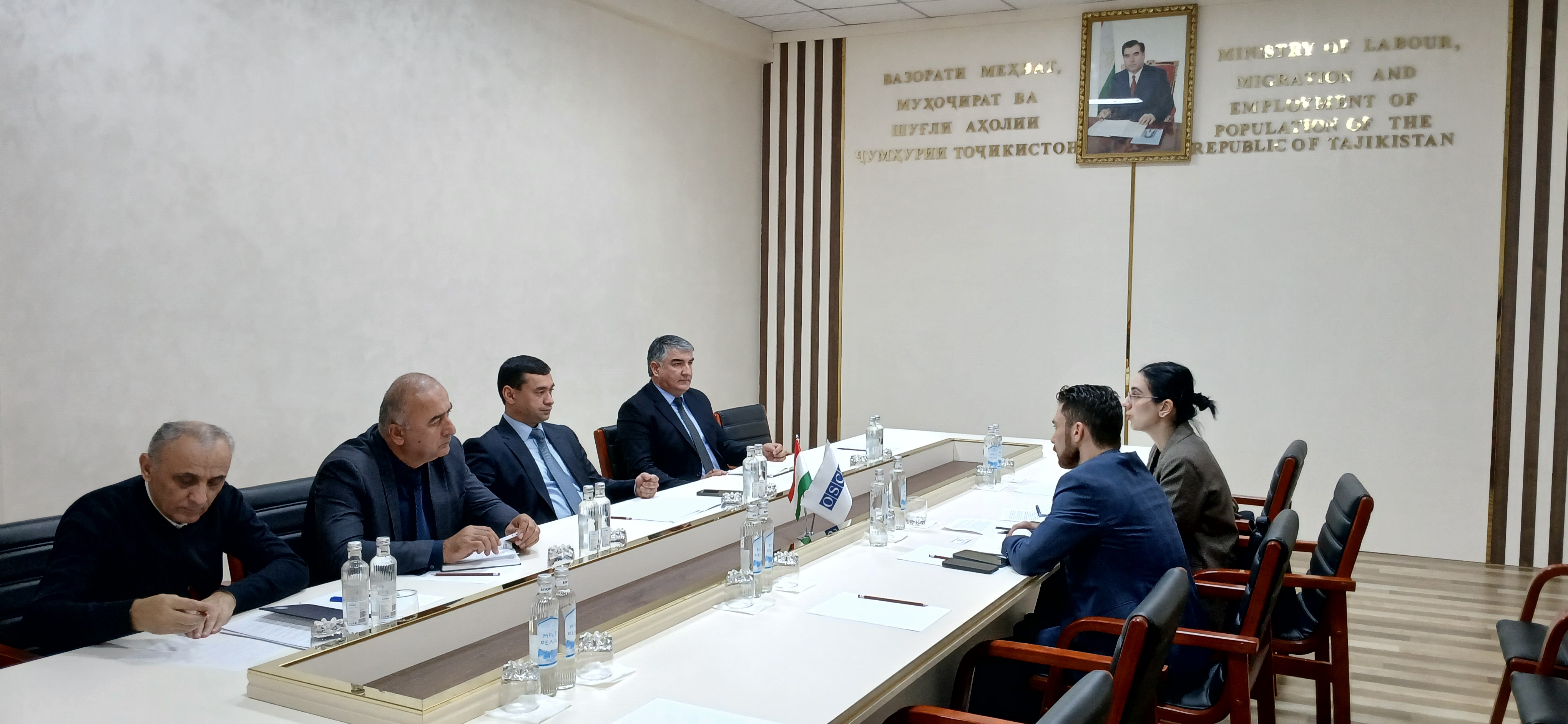 ВОХӮРИИ МУОВИНИ ВАЗИРИ МЕҲНАТ, МУҲОҶИРАТ ВА ШУҒЛИ АҲОЛИИ ҶУМҲУРИИ ТОҶИКИСТОН БО МУШОВИРИ НАВТАЪИНИ ДАФТАРИ БАРНОМАҲОИ САҲА  ДУШАНБЕ, 04 ДЕКАБРИ 2025.