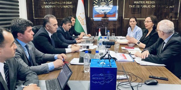 ВОХӮРӢ БО ДИРЕКТОРИ МИНТАҚАВИИ БОНКИ УМУМИҶАҲОНӢ