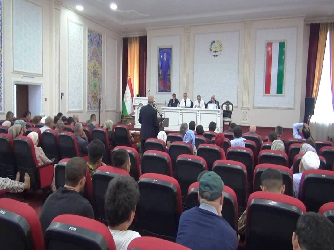 Вазири адлия бо сокинони ноҳияи Дарвоз ҷиҳати шарҳу тавзеҳоти тағйиру иловаҳо ба кодексҳои ҷиноятӣ ва ҳуқуқвайронкунии маъмурӣ вохӯрӣ доир намуд