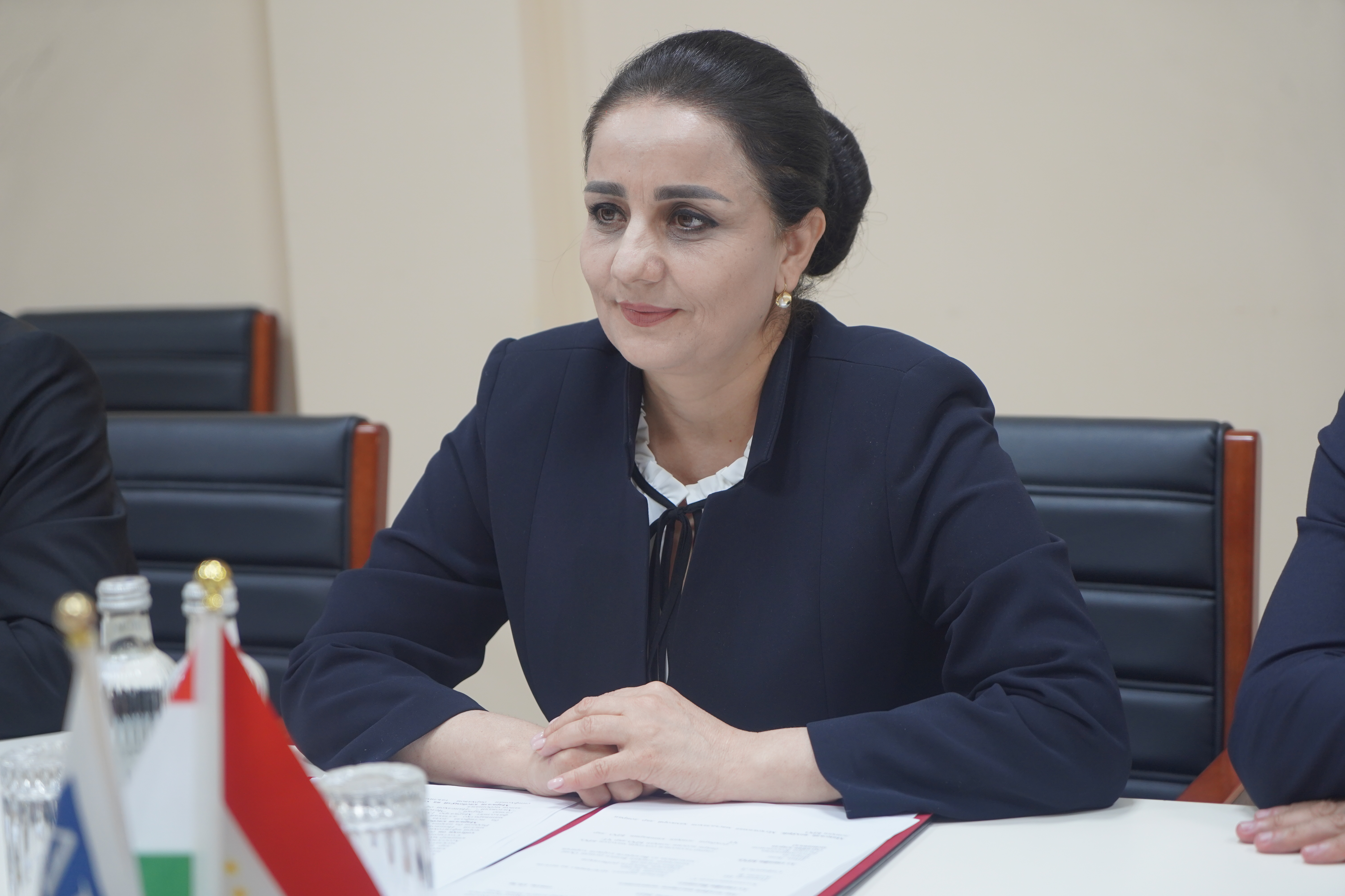 МУЛОҚОТИ ВАЗИРИ МЕҲНАТ, МУҲОҶИРАТ ВА ШУҒЛИ АҲОЛИИ ҶУМҲУРИИ ТОҶИКИСТОН С. ХОЛМАҲМАДЗОДА БО САРМУТАХАССИСИ СОХТОРИ МАХСУСИ БОНКИ РУШДИ ОСИЁ ХОНУМ ШИН ЛОНГ