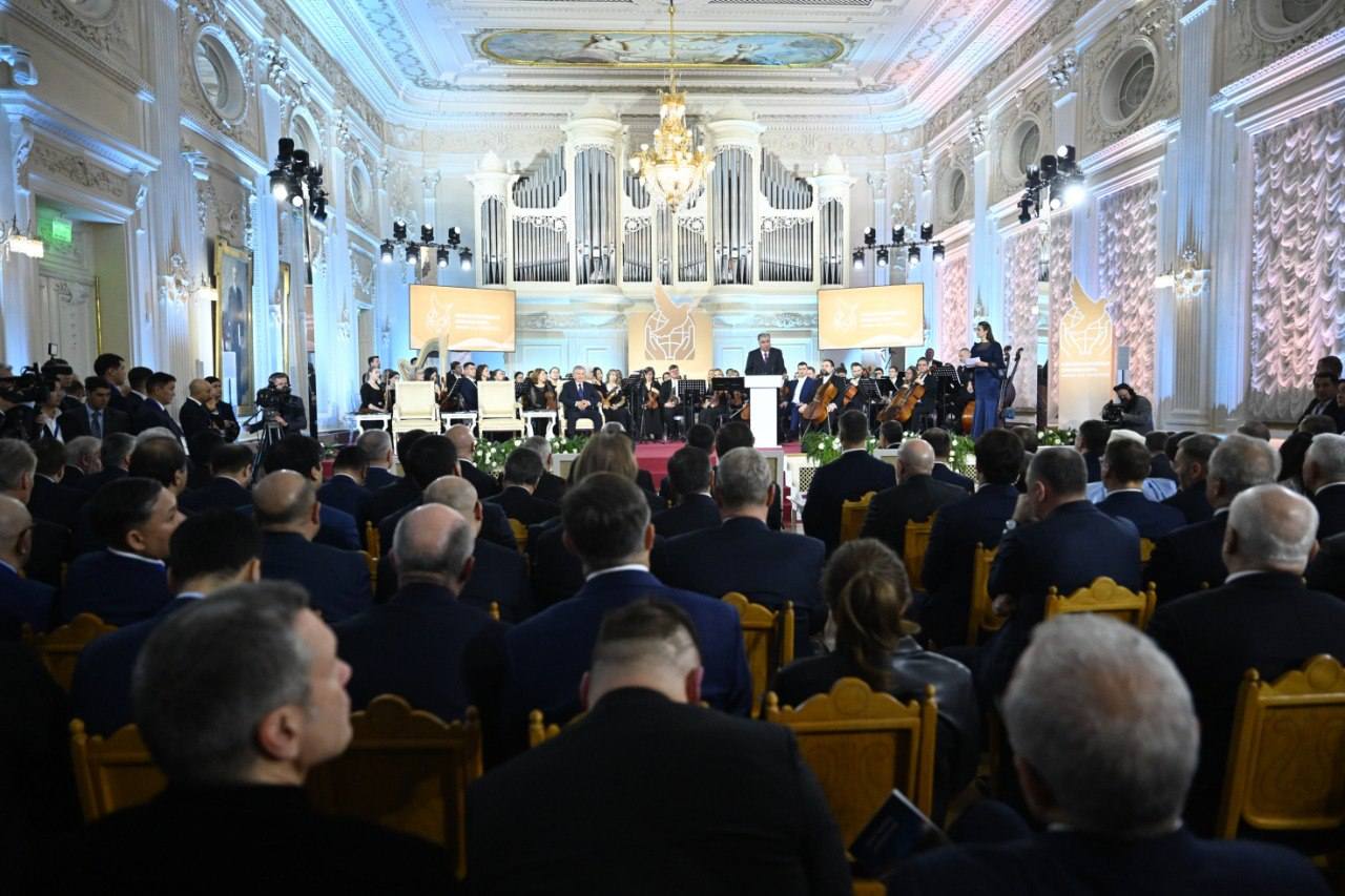 21 декабр дар толори Консерваторияи давлатии Санкт-Петербург ба номи Римский-Корсаков маросими супоридани Ҷоизаи байналмилалии сулҳи ба номи Лев Толстой ба роҳбарони давлатҳои Тоҷикистон, Узбекистон ва Қирғизистон баргузор гардид.