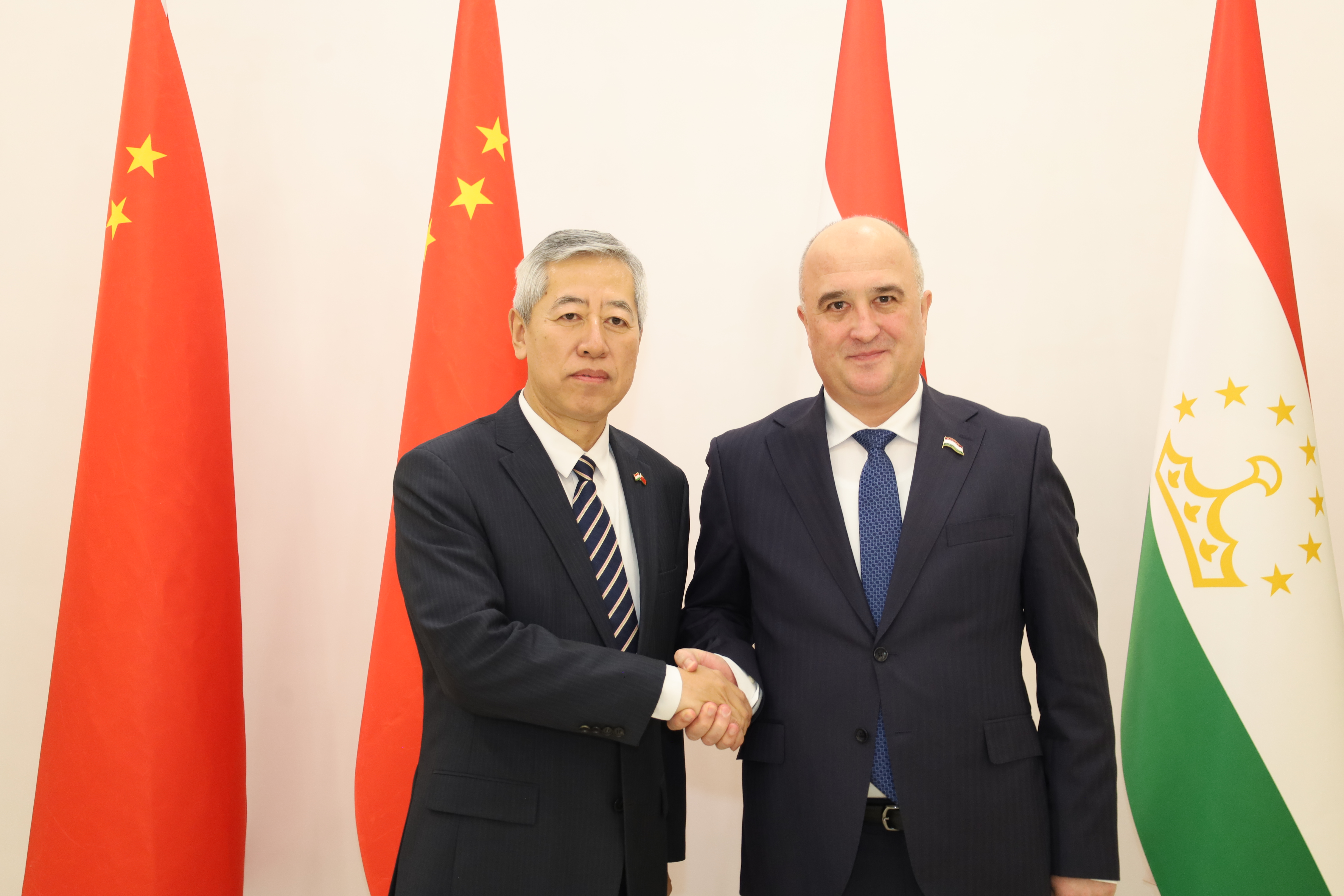 Файзалӣ Идизода  Сафири Фавқулодда ва Мухтори Ҷумҳурии Мардумии Чин дар Ҷумҳурии Тоҷикистон ҷаноби  Го Чжизюнро ба ҳузур пазируфт