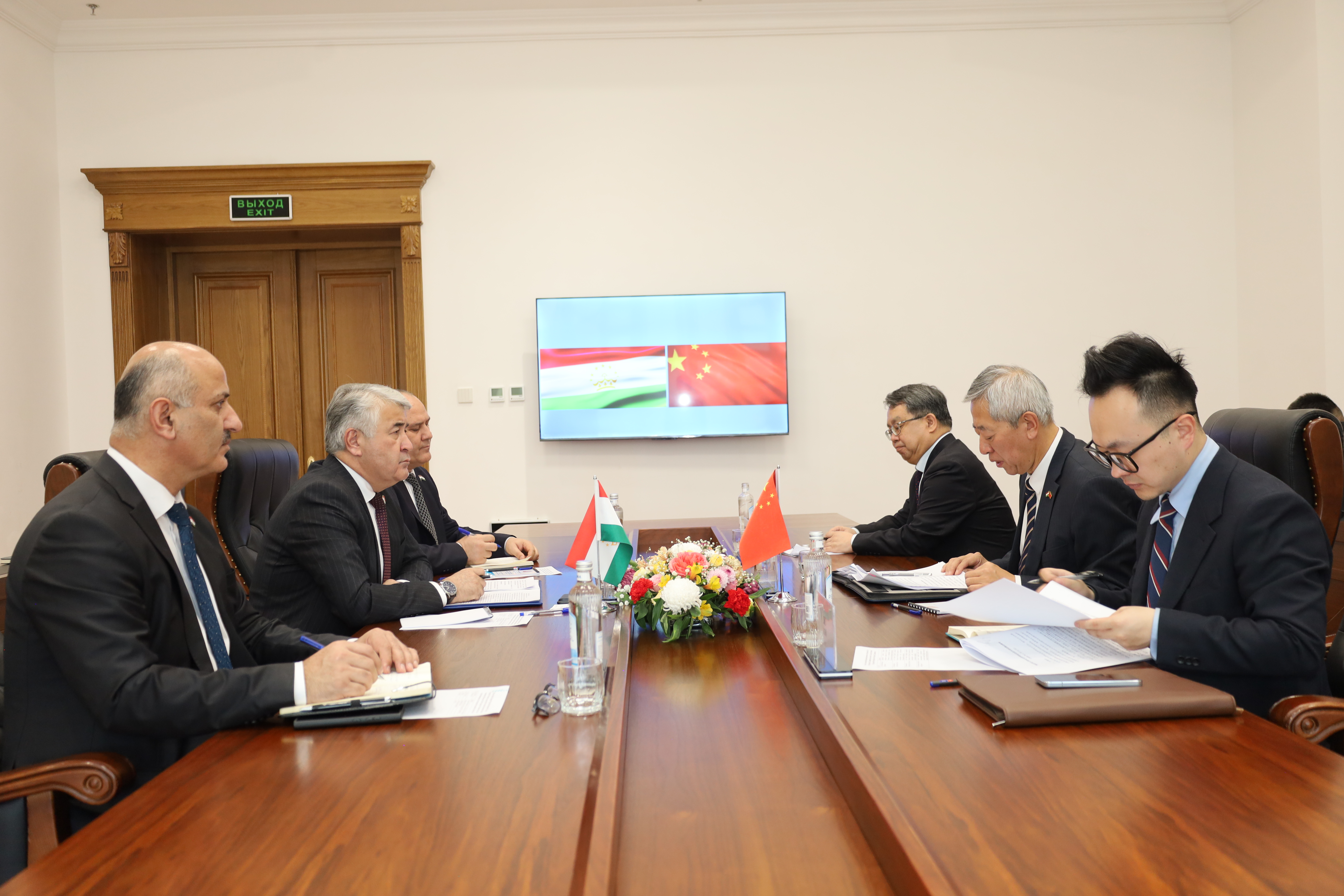 Встреча Гулзода Махмадшо с Чрезвычайным и Полномочным Послом Китайской Народной Республики в Республике Таджикистан господином Го Чжицзюнем