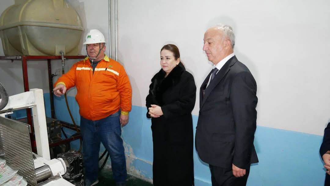 Раиси Кумитаи кор бо занон ва оила бо фаъолияти занон дар корхонаи «Моҳир семент» шинос шуд