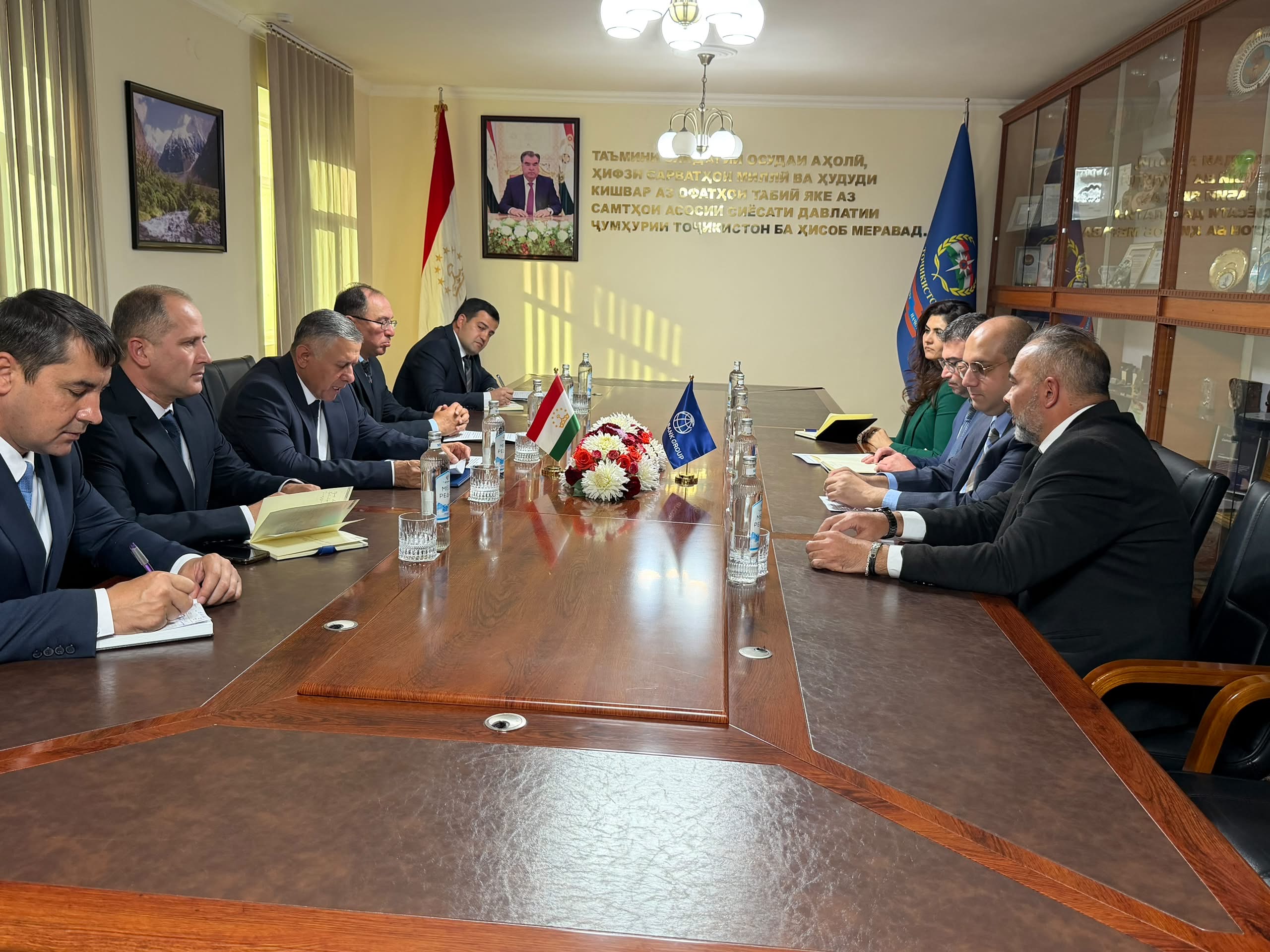 КҲФ: МУЛОҚОТИ РАИСИ КУМИТА БО НАМОЯНДАГОНИ БОНКИ ҶАҲОНӢ