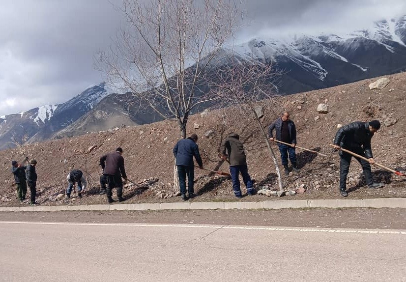 Cleaning up the surroundings of the Rasht–Tojikobod highway