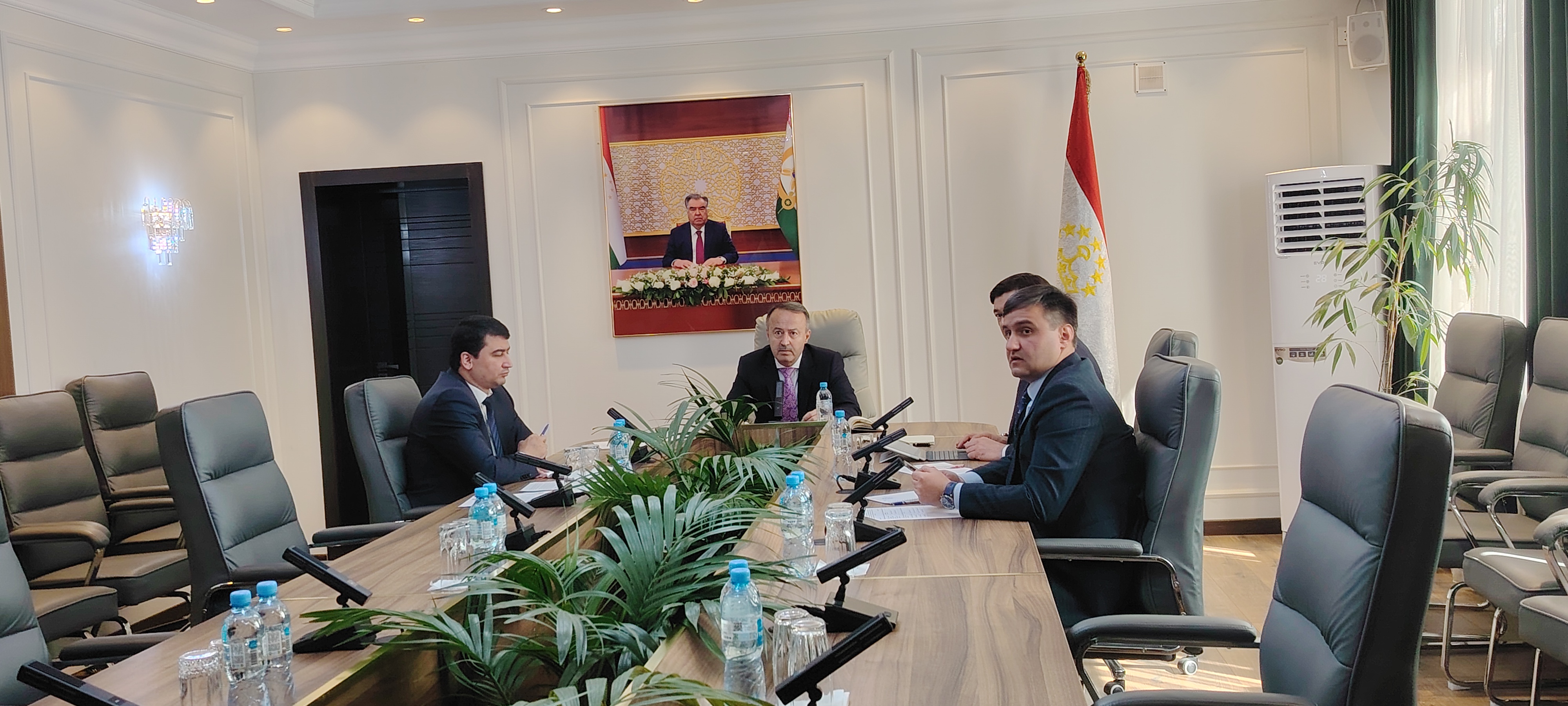 Мулоқоти маҷозии Директори Агентии содирот бо намояндагони тиҷоратии кишвар дар хориҷа