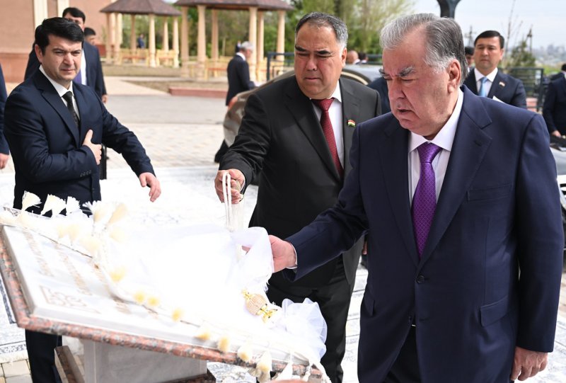 Президенти Ҷумҳурии Тоҷикистон Эмомалӣ Раҳмон дар шаҳри Хуҷанд бинои истиқоматӣ барои кормандони соҳаи иҷтимоиро ба истифода доданд