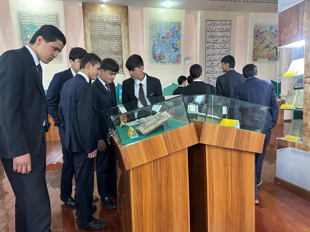 “Рӯзи дарҳои боз”: Шиносоии ҳазорҳо нафар бо имконоти Китобхонаи миллӣ