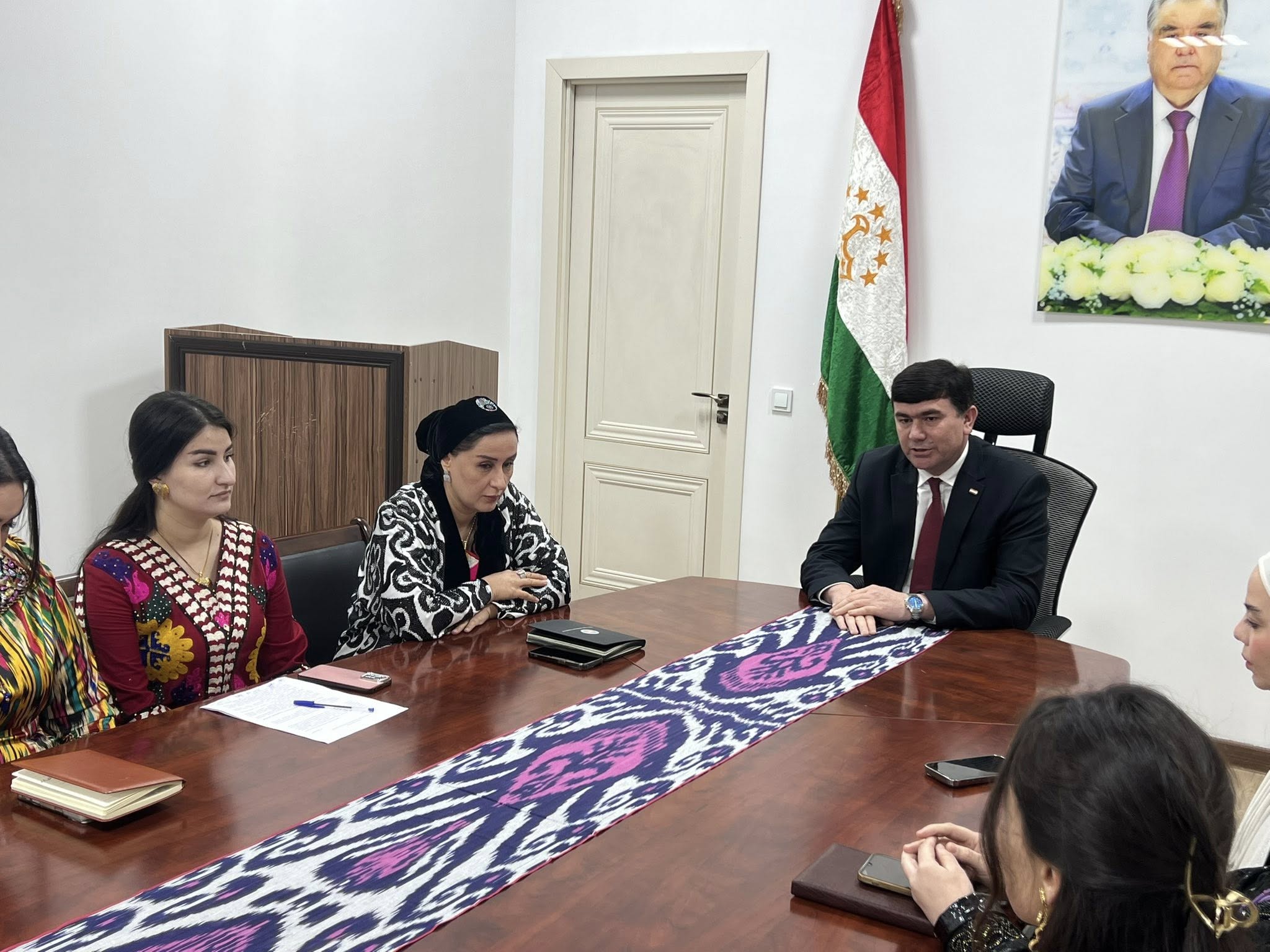 ЧОРАБИНИИ ТАНТАНАВӢ БАХШИДА БА РӮЗИ МОДАР ДАР КУМИТАИ РУШДИ МАҲАЛ