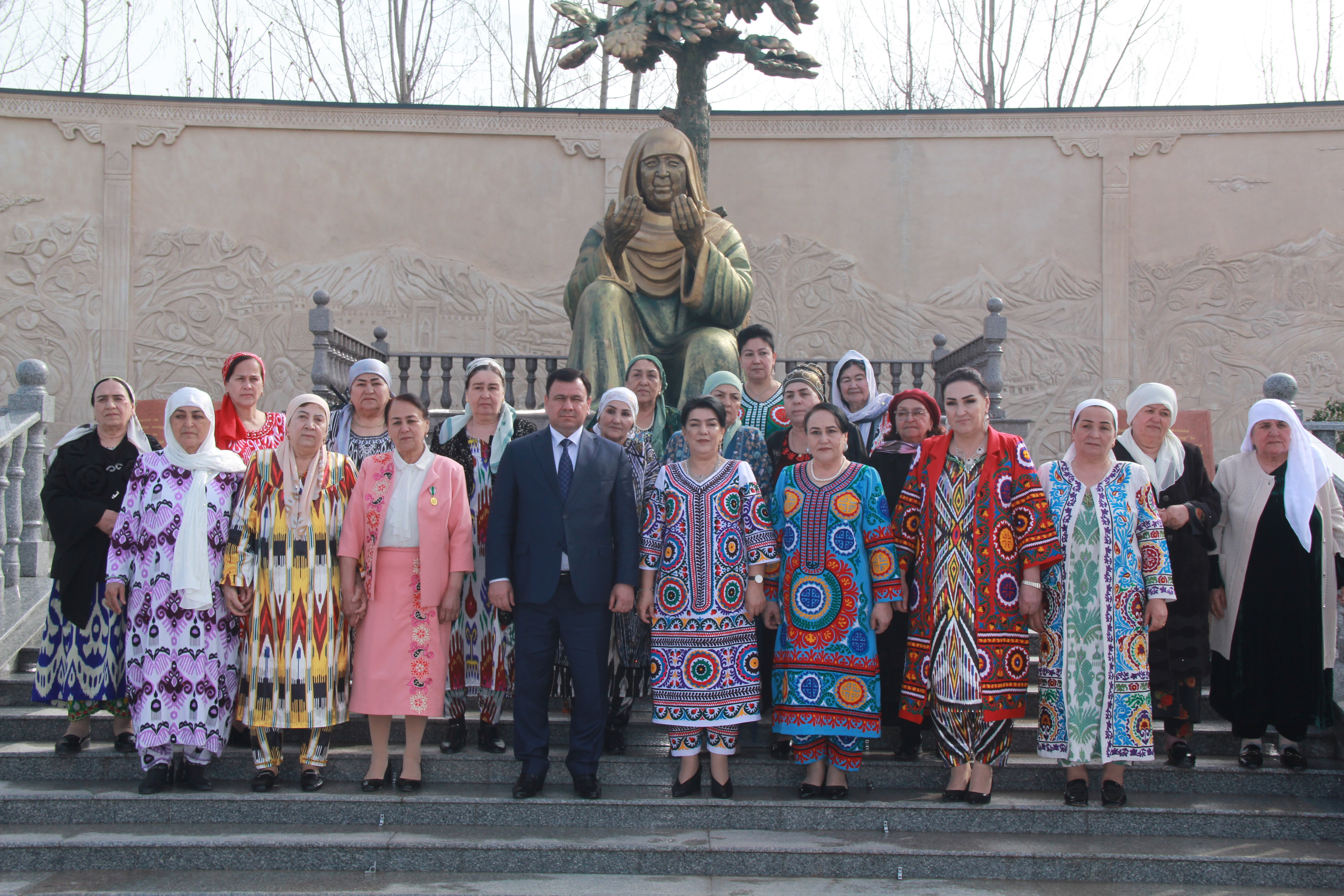 Аёдати бонувони собиқадорони меҳнат аз ҷониби иҷрокунандаи вазифаи раиси шаҳри Кӯлоб муҳтарам Пирзода Диловар ва муовини раиси вилояти Хатлон  Абдусаломзода Анзурат Абдусалом ба муносибати “Рӯзи  Модар”