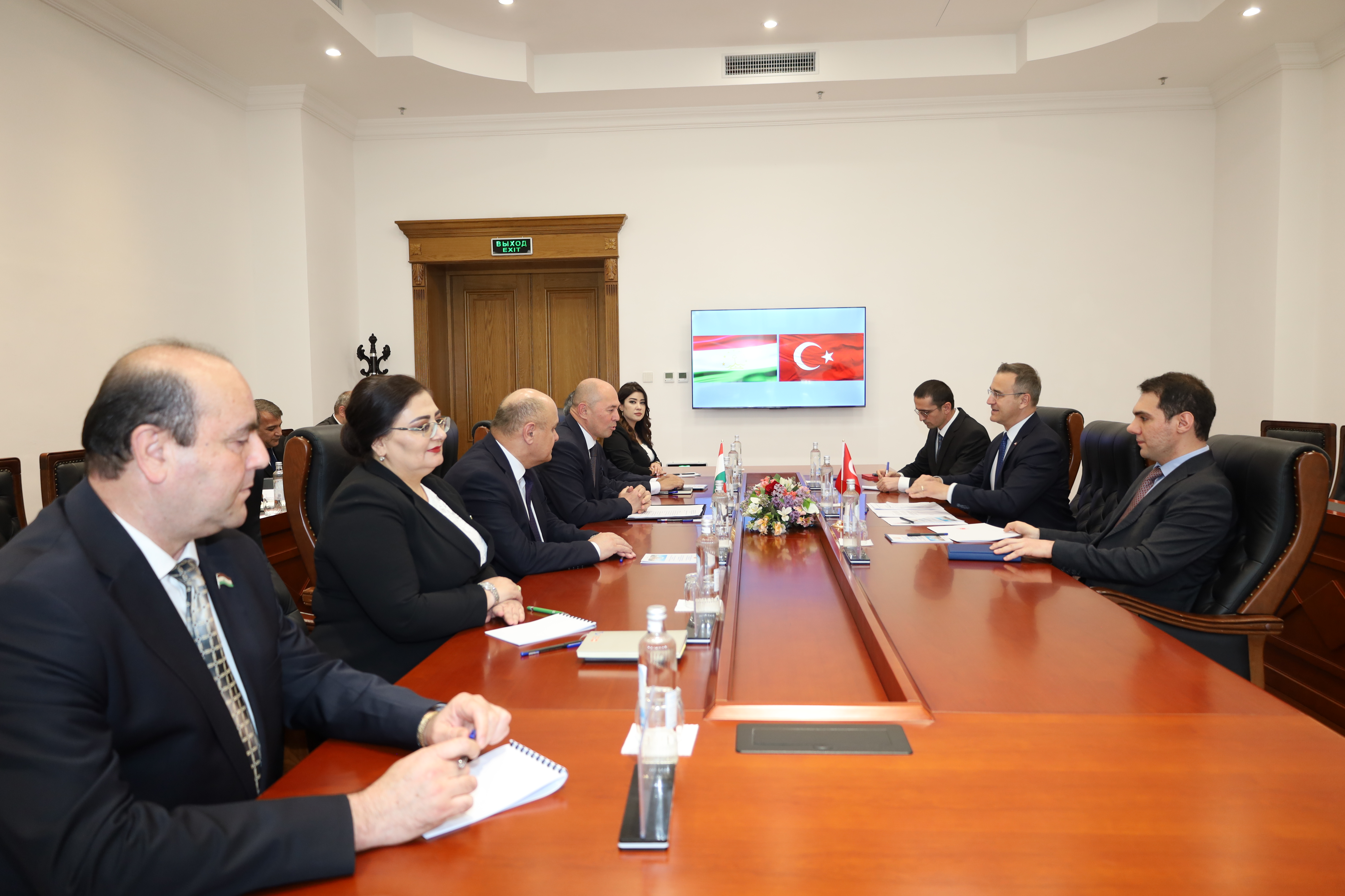 Шоҳмурод Рустам бо Сафири Ҷумҳурии Туркия ҷаноби Умут Аҷар мулоқот намуд