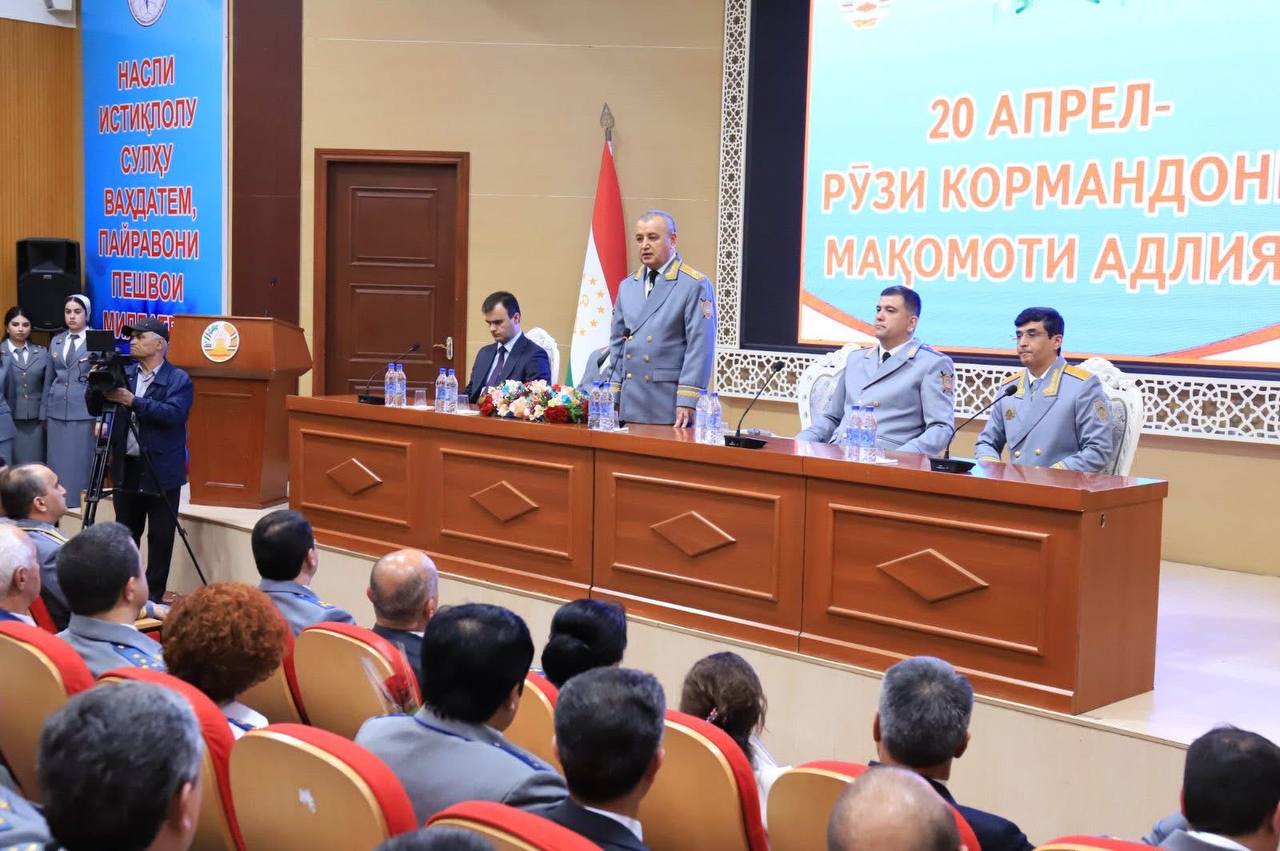 Бахшида ба Рӯзи кормандони мақомоти адлия ҳамоиши идона баргузор гардид