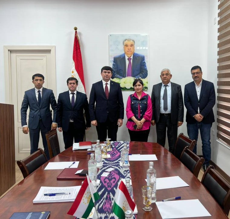 ВОХӮРИИ РАИСИ КУМИТАИ РУШДИ МАҲАЛ БО НАМОЯНДАГОНИ БОНКИ ҶАҲОНӢ