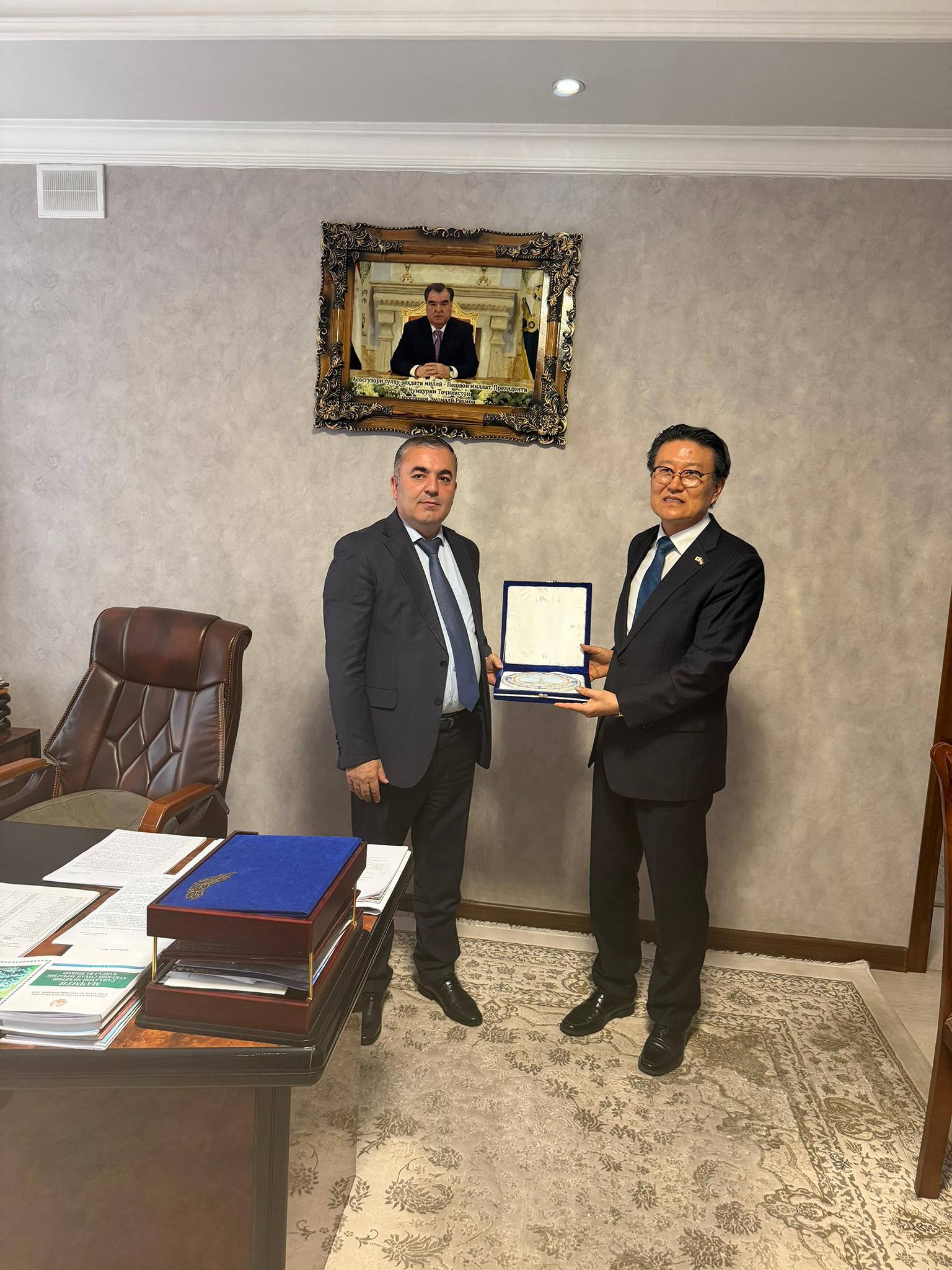 ВСТРЕЧА ДИРЕКТОРА АГЕНТСТВА ЛЕСНОГО ХОЗЯЙСТВА ПРИ ПРАВИТЕЛЬСТВЕ РЕСПУБЛИКИ ТАДЖИКИСТАН С ПОСЛОМ РЕСПУБЛИКИ КОРЕЯ И ПРЕДСТАВИТЕЛЕМ ЛЕСНОЙ СЛУЖБЫ КОРЕИ