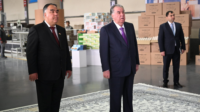 Ифтитоҳи фосилавии маркази савдо ва хизматрасонӣ, корхонаи парандапарварӣ ва шиносоӣ бо нашъунамои токзори ҳавозавӣ дар ноҳияи Бобоҷон Ғафуров