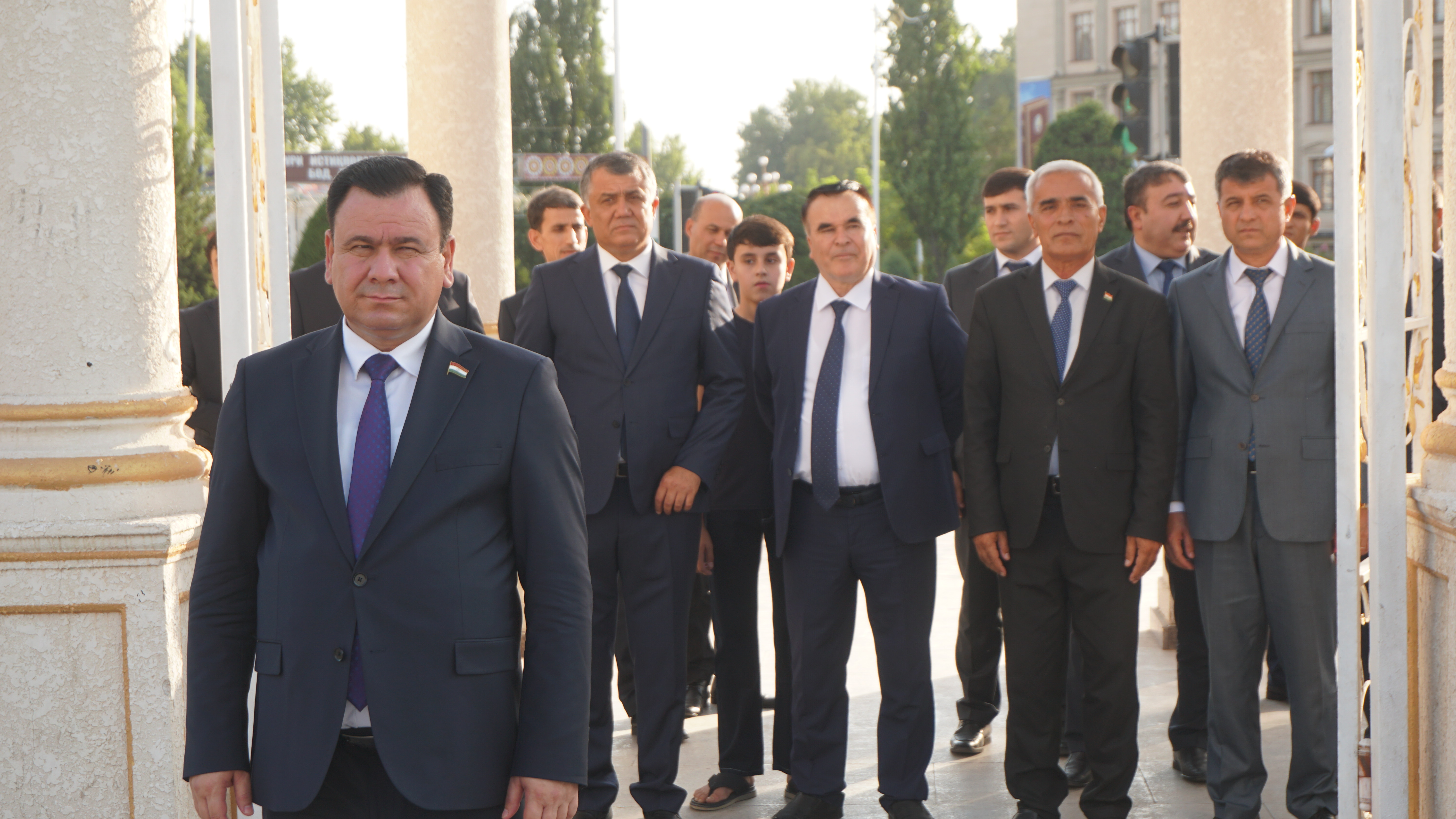ТАНТАНАҲОИ ҶАШНӢ БАХШИДА БА 29 СОЛАГИИ РӮЗИ ВАҲДАТИ МИЛЛӢ Ваҳдати миллӣ ҳамчун дастоварди бузурги таърихӣ ва ҷавҳари давлатдории навини тоҷикон дар тӯли солҳои соҳибистиқлолӣ ба омили муҳими ҳифзи арзишҳои миллӣ, забон, фарҳанг ва таърихи пурифтихори миллати тоҷик табдил ёфтааст. Ин рӯйдоди сарнавиштсоз на танҳо оғози марҳилаи нави давлатдорӣ, балки рамзи сулҳу субот, сарҷамъӣ ва пешрафти устувори ҷомеаи мо мебошад. Мояи ифтихору сарфарозист, ки Асосгузори сулҳу ваҳдати миллӣ - Пешвои миллат, Президенти Ҷумҳурии Тоҷикистон муҳтарам Эмомалӣ Раҳмон дар арзёбии саҳми сокинони шаҳри Кӯлоб дар роҳи таҳкими истиқлолият ва ваҳдати миллӣ чунин таъкид намудаанд: «Барои мардуми шарифи Кӯлоби бостонӣ, бахусус, ҷашни истиқлолият арзишу қимати беандоза дорад. Зеро барои ҳифзи истиқлолияти Ватани маҳбубамон, расидан ба сулҳу субот, ҳимояи Ҳукумати конститутсионӣ ва таҳкими ваҳдати миллӣ сокинони ин шаҳр баробари дигар ҳамватанони азизамон намунаи корнамоиву диловарӣ нишон дода, ҷонбозиҳои зиёд карданд ва аз ҳама бештар талафоти ҷониву моддӣ доданд». Ин таъкиди пурҳикмати Пешвои миллат бозгӯи ҳақиқати таърихист. Зеро мардуми сарбаланди Кӯлоб дар солҳои ҳассоси давлатсозӣ барои ҳифзи истиқлолияти давлатӣ, таҳкими ҳокимияти конститутсионӣ ва барқарории сулҳу оромӣ саҳми арзанда гузоштаанд. Воқеан ҳам, Ваҳдати миллӣ на танҳо оғози марҳилаи нави давлатдорӣ, балки рамзи ҳамбастагӣ, таҳаммулпазирӣ ва масъулияти муштараки шаҳрвандон дар назди Ватан мебошад. Ин арзиши муқаддас аз лаҳзаи имзои Созишномаи умумии истиқрори сулҳ ва ризоияти миллӣ то ба имрӯз ҳамчун пайвандгари наслҳо, таҳкимбахши давлатдорӣ ва омили муҳими рушди ҷомеа хизмат мекунад. Таърих гувоҳ аст, ки халқи соҳибтамаддуни тоҷик ҳамеша ваҳдату ҳамдилиро асоси бақои миллат ва пойдории давлат медонист. Сокинони бонангу номуси шаҳри Кӯлоб низ бо илҳом аз ниёи бо фазлу дониш дар лаҳзаҳои сарнавиштсози таърихӣ бо ҷасорату матонат ва садоқати худ ба Ватан намунаи ибрат нишон додаанд. Бо таъкиди Пешвои миллат: «Матонату ҷасорат ва ҷонфидоии ҳамватанони азиз, аз ҷумла фарзандони далеру шуҷоъ ва бонангу номуси ин шаҳр буд, ки пеши роҳи парокандагии миллати тоҷик ва хатари аз байн рафтани давлати ҷавони тоҷикон гирифта шуд ва барои зиндагии орому осудаи сокинони мамлакат фазои мусоид муҳайё гардид». Имрӯз идомаи ҳамин анъанаҳои неки ватандӯстӣ аз ҳар яки мо тақозо менамояд, ки дастовардҳои сулҳу ваҳдатро ҳифз намуда, барои таҳкими давлатдории миллӣ ва рушди устувори ҷомеа саҳми бештар гузорем. Бо шарофати сиёсати хирадмандона ва созандаи Пешвои миллат муҳтарам Эмомалӣ Раҳмон Ваҳдати миллӣ ба яке аз пояҳои асосии худшиносӣ, сарҷамъӣ ва пешрафти ҷомеаи Тоҷикистон табдил ёфтааст. Далели равшани эътирофи байналмилалии сиёсати сулҳофаринии Ҷумҳурии Тоҷикистон ва идомаи мантиқии ташаббусҳои созандаи Пешвои миллат он аст, ки 25 июни соли 2026 Маҷмаи Умумии Созмони Милали Муттаҳид бо пешниҳоди Президенти Ҷумҳурии Тоҷикистон, Пешвои миллат муҳтарам Эмомалӣ Раҳмон қатъномаи махсусро таҳти унвони «Даҳсолаи байналмилалии таҳкими сулҳ ба хотири наслҳои оянда» қабул намуд. Қабули ин санади муҳим, ки солҳои 2027-2036-ро Даҳсолаи байналмилалии таҳкими сулҳ эълон менамояд, бори дигар собит сохт, ки таҷрибаи нодири сулҳу ваҳдат ва оштии миллии Тоҷикистон имрӯз на танҳо барои мардуми кишвар, балки барои ҷомеаи ҷаҳонӣ низ ҳамчун намунаи арзишманд ва илҳомбахш эътироф гардидааст.  Бешубҳа, ин дастоварди таърихӣ идомаи мантиқии сиёсати сулҳпарварона ва ваҳдатофарини Пешвои миллат буда, мақому нуфузи Тоҷикистонро ҳамчун кишвари ташаббускор дар таҳкими фарҳанги сулҳ, муколама ва ҳамдигарфаҳмии байни халқҳо дар арсаи байналмилалӣ боз ҳам таҳким мебахшад.  Ваҳдати миллӣ, пеш аз ҳама, ҷашни сулҳу субот, амният ва созандагӣ мебошад. Маҳз баъди барқарор гардидани сулҳу ризоият барои рушди иқтисодиёт, ободонии шаҳру деҳот, бунёди иншооти муҳими иҷтимоӣ ва беҳтар гардидани сатҳи зиндагии мардум заминаҳои мусоид фароҳам омаданд. Мардуми шарифи Кӯлоби бостонӣ дар баробари халқи азизи Тоҷикистон бо шукргузорӣ аз сулҳу субот ва Ватани соҳибихтиёр ба корҳои ободониву созандагӣ ва бунёди инфрасохтори замонавӣ камари ҳиммат бастанд. Имрӯз низ ин анъанаи неки созандагӣ идома дошта, ҳар як сокини шаҳрро зарур аст, ки дар пешрафту ободии диёр саҳми арзандаи худро гузорад. Аз тамоми сокинон, соҳибкорон ва заҳматкашони шаҳр даъват ба амал меорам, ки аз фазои орому осудаи кишвар самаранок истифода намуда, барои рушди иқтисодиёт, фаровонии маҳсулот, таъсиси ҷойҳои нави корӣ ва баланд бардоштани сатҳи зиндагии мардум саъю кӯшиши бештар намоянд. Ҳамзамон, моро мебояд суннатҳои неки ваҳдатро тавассути тозаву озода нигоҳ доштани муҳити зист, ободонии маҳаллаву кӯчаҳо, вусъат бахшидани корҳои сабзкорӣ ва эҳтиром ба арзишҳои миллӣ боз ҳам таҳким бахшем. Шаҳри бостонии Кӯлоб бо таърихи пурифтихор ва фарҳанги ғании худ ҳамеша дар ҳифз ва таҳкими арзишҳои миллӣ, пояҳои давлатдорӣ ва рушди ҷомеа нақши намоён дорад. Хизматҳои шоистаи мардуми ин шаҳр аз ҷониби давлат ва Ҳукумати мамлакат ҳамеша қадрдонӣ мегарданд. Дар ин хусус Пешвои миллат чунин иброз намудаанд: «Давлат ва Ҳукумати Тоҷикистон хизматҳои бузурги мардуми шарифи Кӯлобро ҳамеша бо дидаи қадр менигарад ва ман ҳамчун Роҳбари давлат фидокориву ҷонбозиҳои ҷавонмардони Кӯлобро ҳаргиз фаромӯш намекунам. Сокинони ин шаҳри бостонӣ ҳамеша дастгиру ҷонибдори сиёсати давлату Ҳукумати мамлакат буданд ва дилпурона изҳор медорам, ки онҳо дар оянда низ бо ташаббусҳои созанда ва саҳми арзандаи хеш ин сиёсатро самимона ҷонибдорӣ хоҳанд кард». Боиси ифтихор аст, ки маҳз дар фазои сулҳу ваҳдат шаҳри Кӯлоб ба марҳилаи нави рушду пешрафт ворид гардида, дар тамоми соҳаҳои ҳаёти иҷтимоиву иқтисодӣ ба дастовардҳои назаррас ноил шудааст. Афзоиши ҳаҷми истеҳсоли маҳсулоти саноатӣ, рушди соҳаи кишоварзӣ, таъсиси корхонаҳои нави истеҳсолӣ ва беҳтар гардидани сатҳи хизматрасонӣ аз ҷумлаи нишонаҳои равшани ин пешрафт мебошанд. Имрӯзҳо мардуми шарафманди шаҳри Кӯлоб дар фазои сулҳу субот ва бо рӯҳияи баланди ватандӯстӣ барои истиқболи сазовори ҷашни 35-солагии Истиқлолияти давлатии Ҷумҳурии Тоҷикистон омодагӣ мебинанд. Корҳои ободониву созандагӣ вусъати тоза гирифта, сохтмони иншооти иҷтимоӣ, муассисаҳои таълимӣ ва тандурустӣ, роҳҳо ва дигар иншооти муҳими хизматрасонӣ бо маром идома доранд. Ваҳдати миллӣ моро ба ҳамдигарфаҳмӣ, таҳаммулгароӣ, меҳру муҳаббат, эҳтироми ҳамдигар ва садоқат ба Ватан раҳнамун месозад. Ҳифзу таҳкими ин неъмати бебаҳо вазифаи муқаддаси ҳар як шаҳрванди ватандӯст мебошад.
