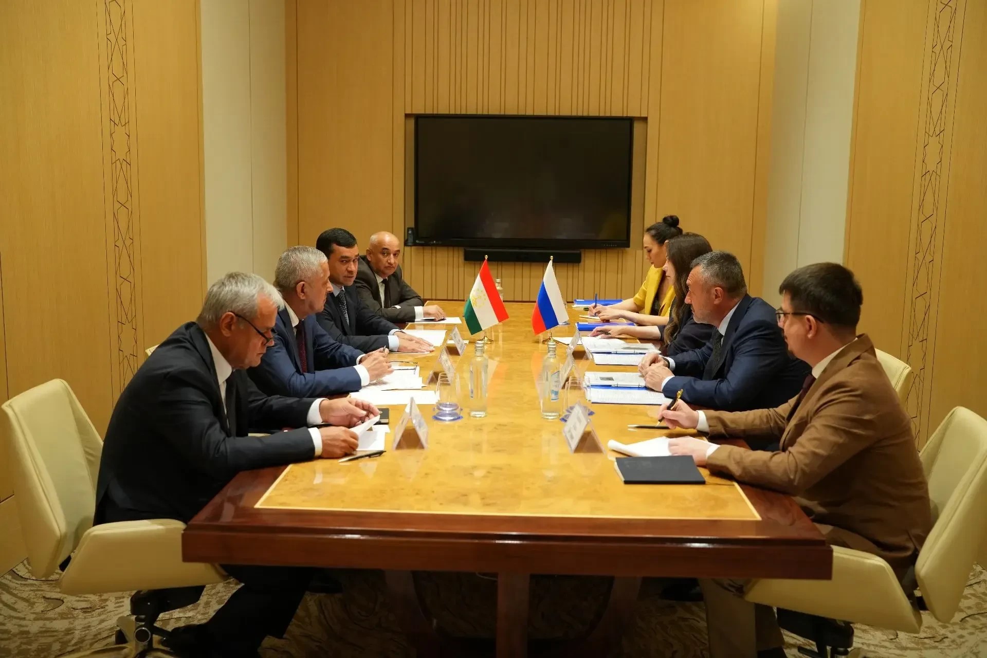 МУЛОҚОТИ МУОВИНИ ВАЗИРИ МЕҲНАТ, МУҲОҶИРАТ ВА ШУҒЛИ АҲОЛИИ ҶУМҲУРИИ ТОҶИКИСТОН ШАРИФ НОРЗОДА БО&nbsp; РАИСИ КОМИССИЯИ ДУМАИ ДАВЛАТИИ МАҶЛИСИ ФЕДЕРАЛИИ ФЕДЕРАТСИЯИ РУСИЯ ВИКТОР ПИНСКИЙ