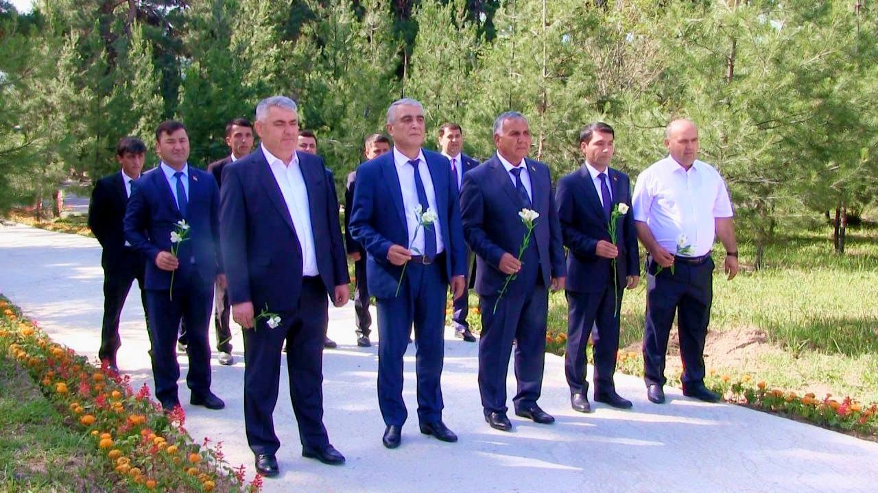 ЗИЁРАТИ ОРОМГОҲИ ШИРИНШОҲ ШОҲТЕМУР, НУСРАТУЛЛО МАХСУМ ВА НИССОР МУҲАММАД