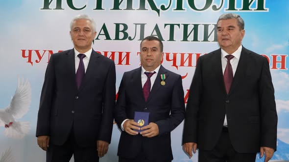 ТАҚДИМИ МУКОФОТҲОИ ДАВЛАТӢ БА ЯК ГУРӮҲ КОРМАНДОН